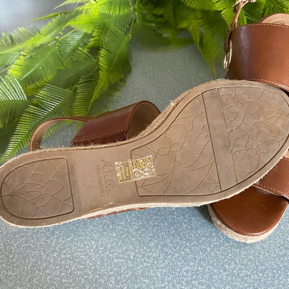 Brown wedged sandal - Picture 4 of 4